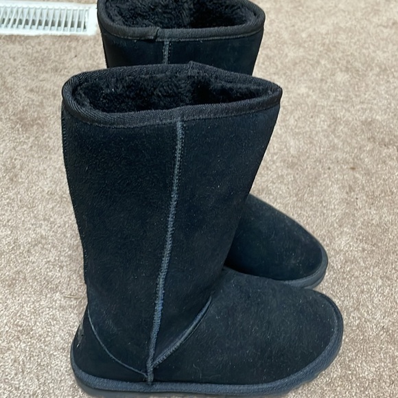 Uggs - Picture 2 of 3